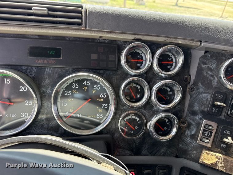 image for item FB6467 2001 Freightliner Columbia semi truck