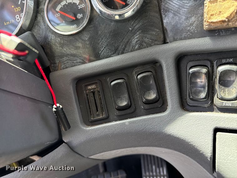 image for item FB6467 2001 Freightliner Columbia semi truck
