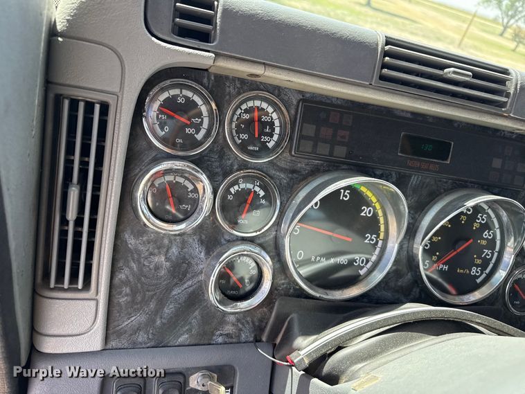 image for item FB6467 2001 Freightliner Columbia semi truck