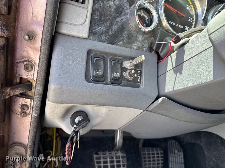 image for item FB6467 2001 Freightliner Columbia semi truck