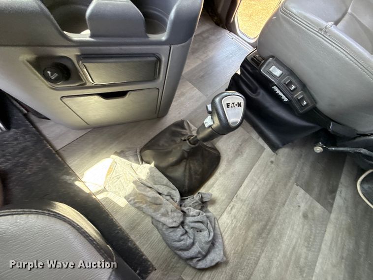 image for item FB6467 2001 Freightliner Columbia semi truck