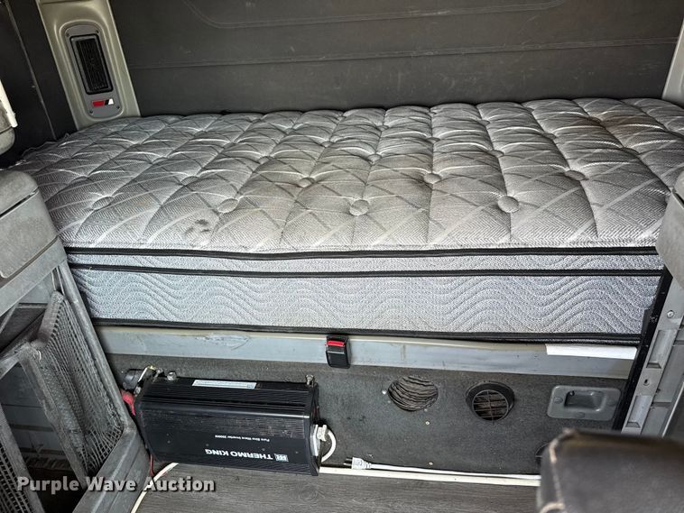 image for item FB6467 2001 Freightliner Columbia semi truck