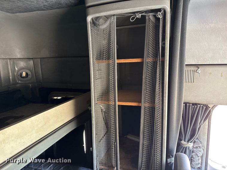 image for item FB6467 2001 Freightliner Columbia semi truck