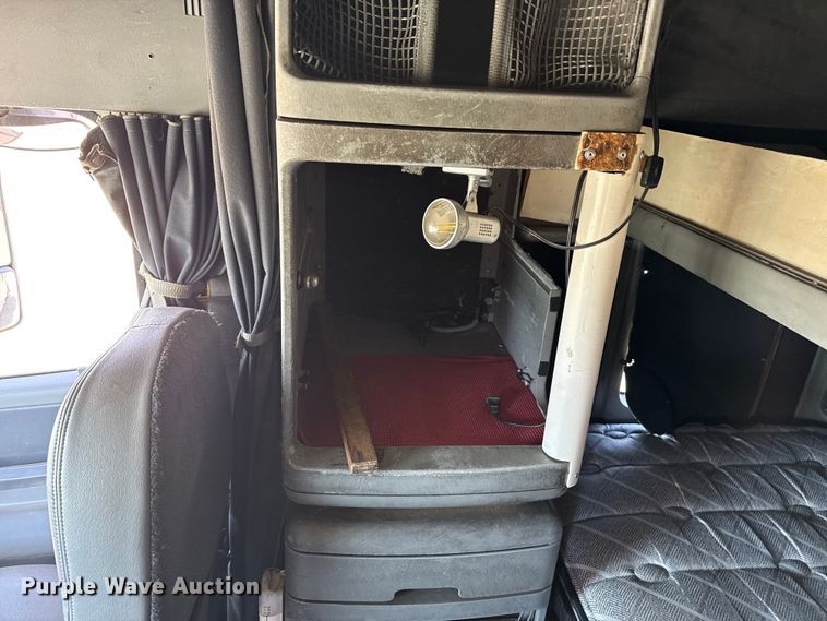 image for item FB6467 2001 Freightliner Columbia semi truck