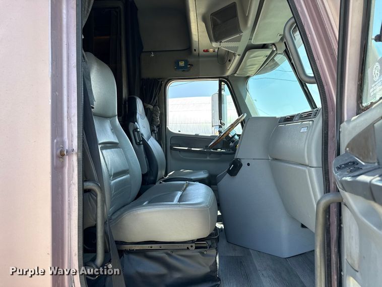 image for item FB6467 2001 Freightliner Columbia semi truck