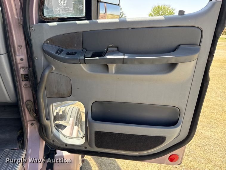 image for item FB6467 2001 Freightliner Columbia semi truck