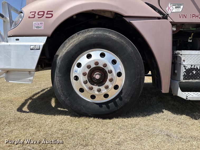 image for item FB6467 2001 Freightliner Columbia semi truck
