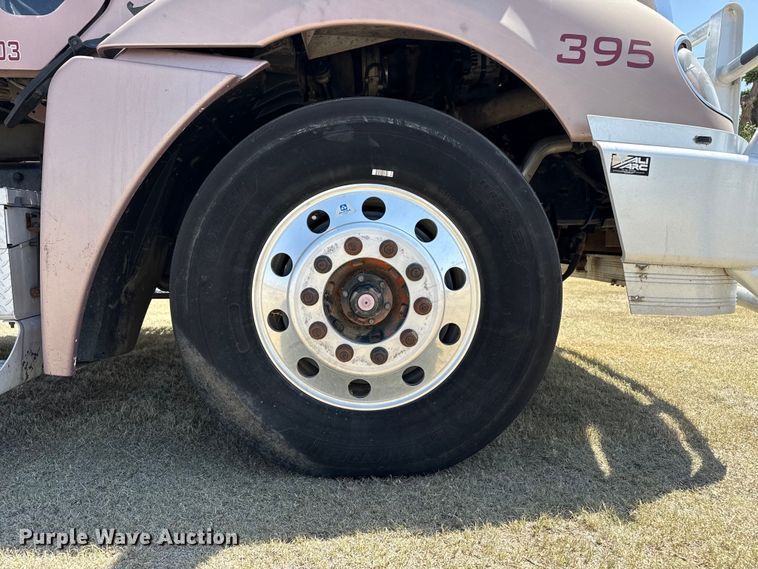 image for item FB6467 2001 Freightliner Columbia semi truck