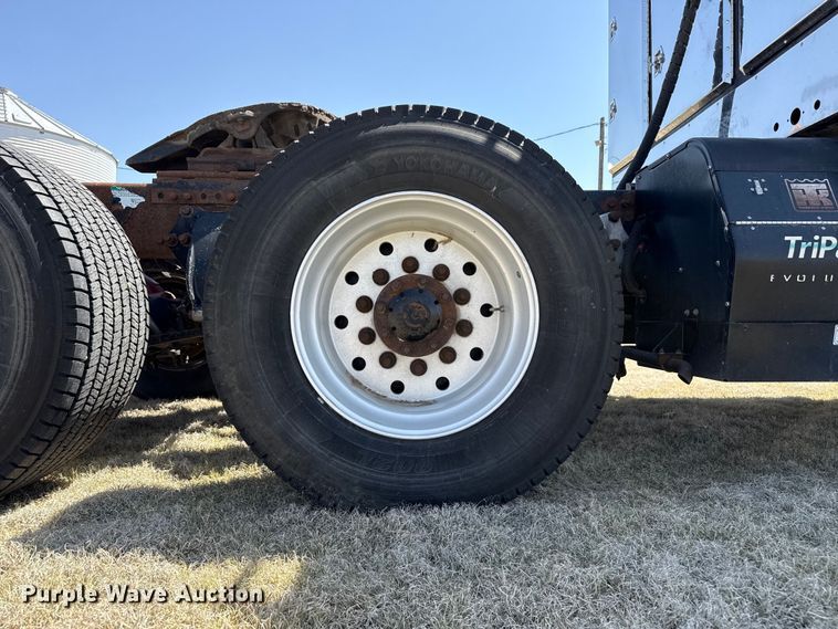 image for item FB6467 2001 Freightliner Columbia semi truck