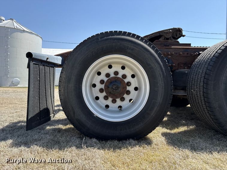 image for item FB6467 2001 Freightliner Columbia semi truck