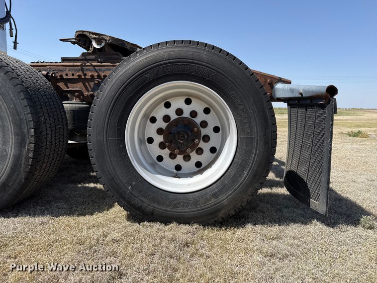 image for item FB6467 2001 Freightliner Columbia semi truck
