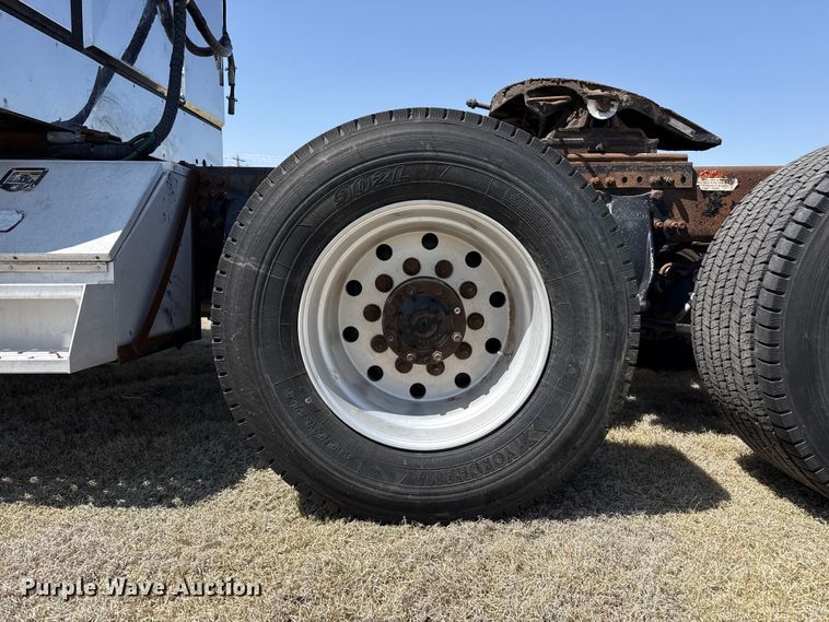 image for item FB6467 2001 Freightliner Columbia semi truck