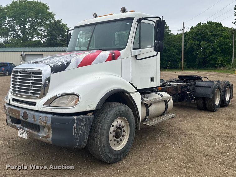 image for item FB7327 2006 Freightliner Columbia 120 semi truck