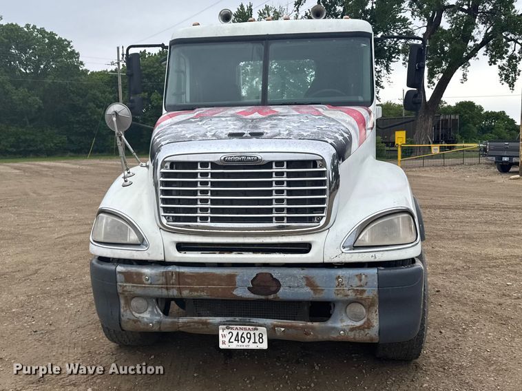 image for item FB7327 2006 Freightliner Columbia 120 semi truck