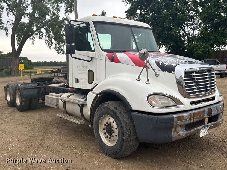 image for item FB7327 2006 Freightliner Columbia 120 semi truck
