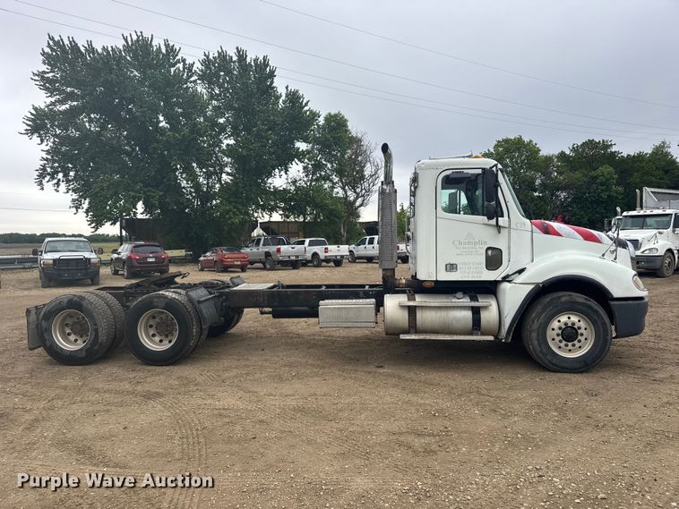image for item FB7327 2006 Freightliner Columbia 120 semi truck
