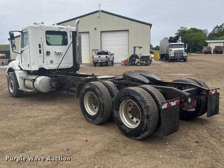 image for item FB7327 2006 Freightliner Columbia 120 semi truck