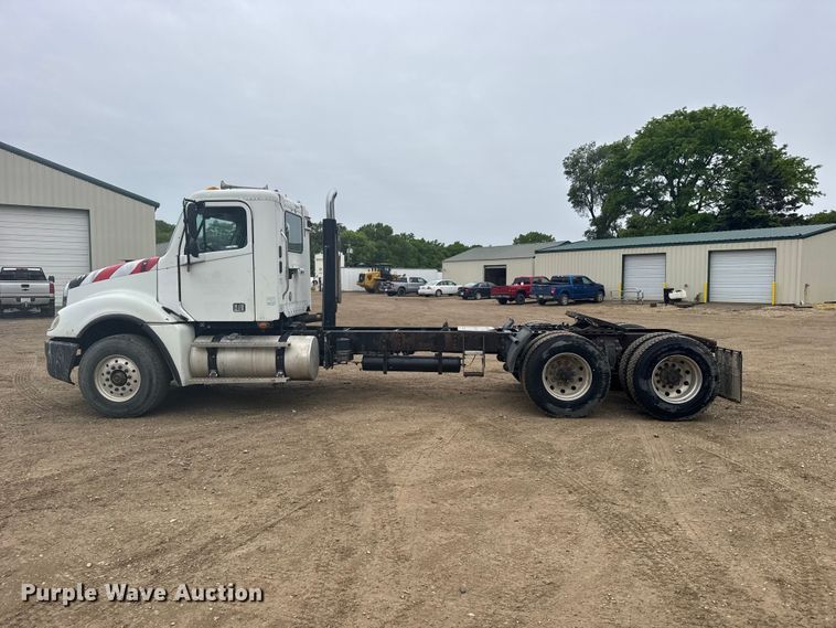 image for item FB7327 2006 Freightliner Columbia 120 semi truck