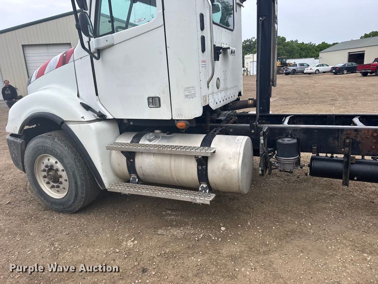 image for item FB7327 2006 Freightliner Columbia 120 semi truck