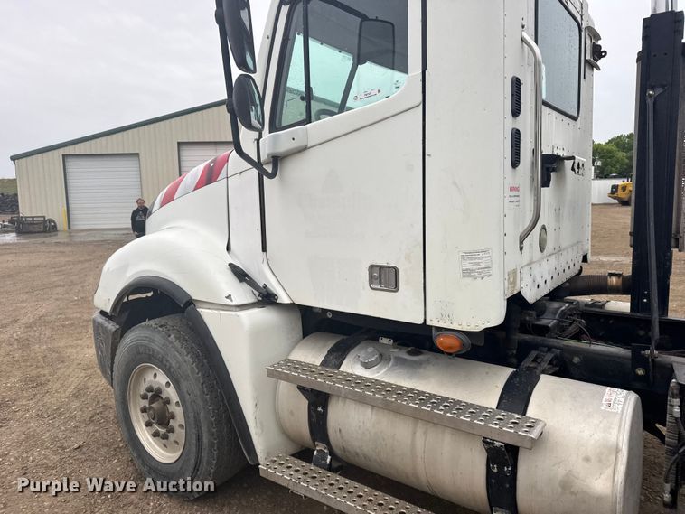 image for item FB7327 2006 Freightliner Columbia 120 semi truck