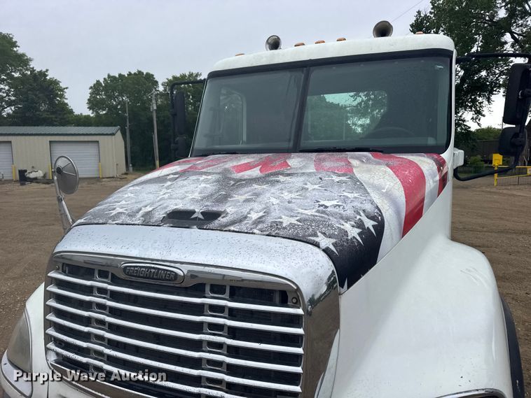 image for item FB7327 2006 Freightliner Columbia 120 semi truck