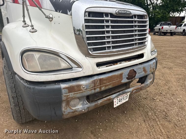 image for item FB7327 2006 Freightliner Columbia 120 semi truck