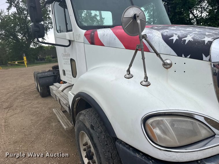 image for item FB7327 2006 Freightliner Columbia 120 semi truck