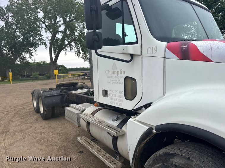 image for item FB7327 2006 Freightliner Columbia 120 semi truck
