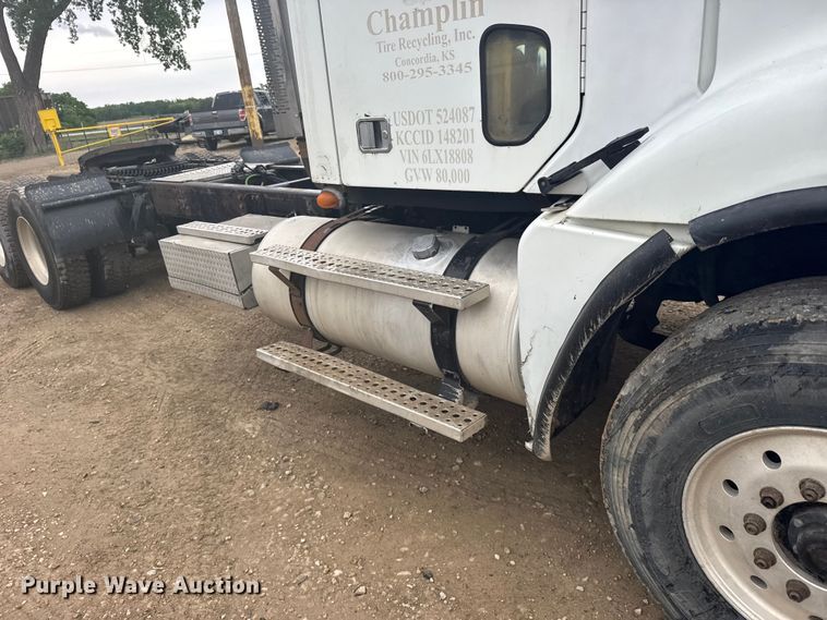 image for item FB7327 2006 Freightliner Columbia 120 semi truck