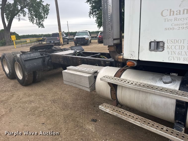 image for item FB7327 2006 Freightliner Columbia 120 semi truck
