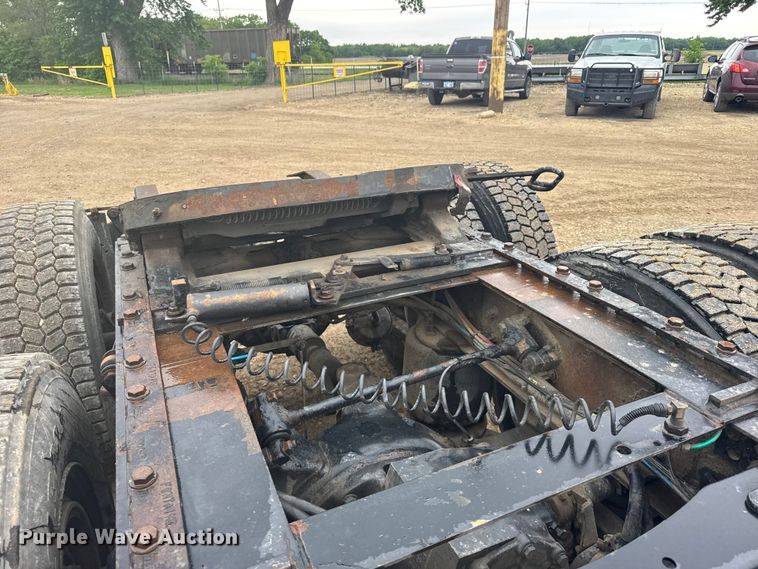 image for item FB7327 2006 Freightliner Columbia 120 semi truck