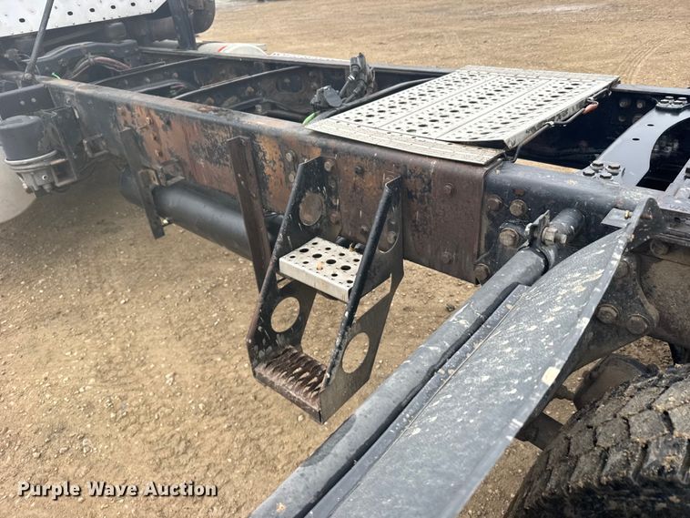 image for item FB7327 2006 Freightliner Columbia 120 semi truck