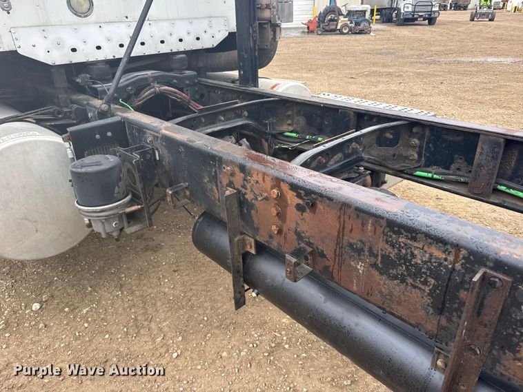 image for item FB7327 2006 Freightliner Columbia 120 semi truck