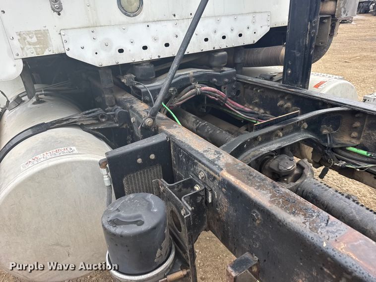 image for item FB7327 2006 Freightliner Columbia 120 semi truck