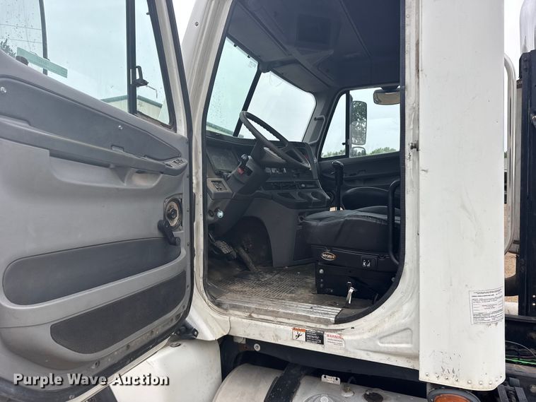 image for item FB7327 2006 Freightliner Columbia 120 semi truck