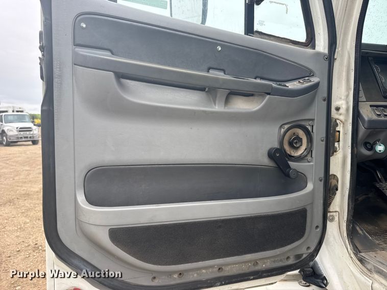 image for item FB7327 2006 Freightliner Columbia 120 semi truck