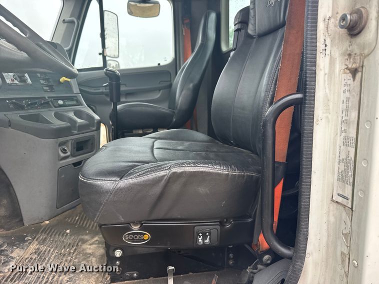 image for item FB7327 2006 Freightliner Columbia 120 semi truck