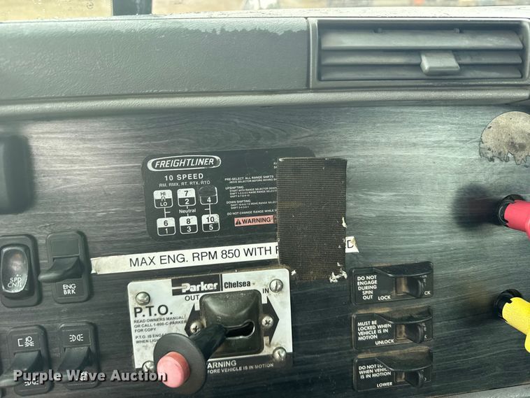 image for item FB7327 2006 Freightliner Columbia 120 semi truck