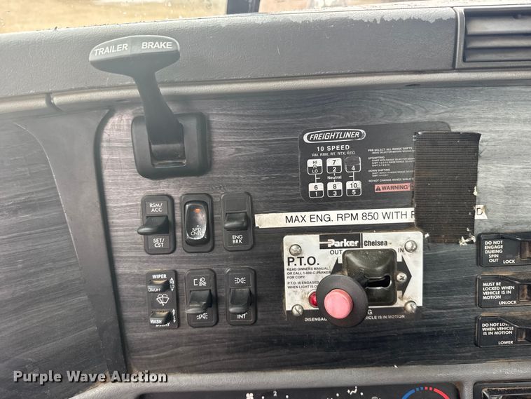 image for item FB7327 2006 Freightliner Columbia 120 semi truck
