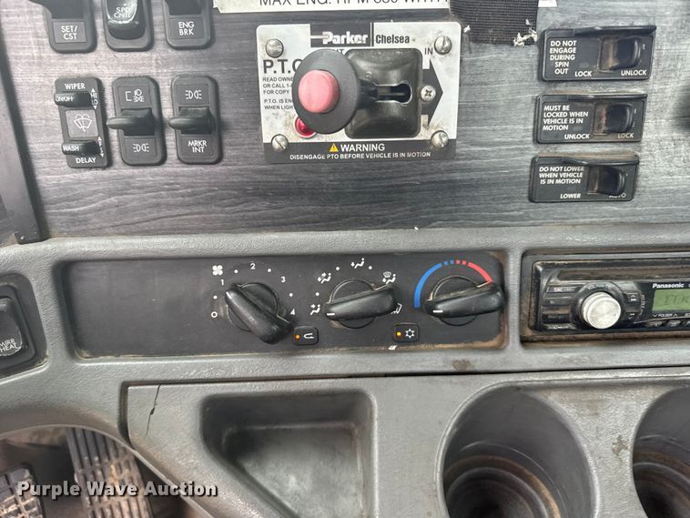 image for item FB7327 2006 Freightliner Columbia 120 semi truck