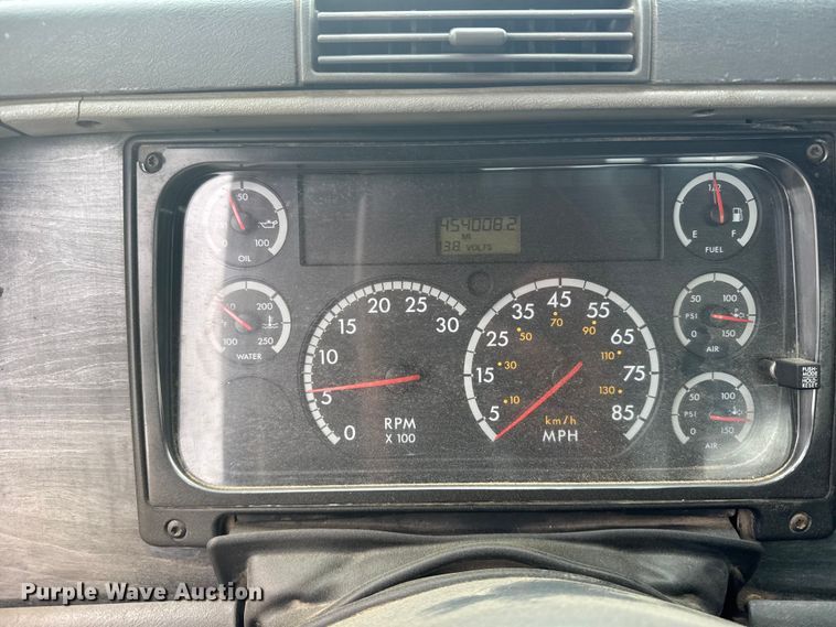 image for item FB7327 2006 Freightliner Columbia 120 semi truck