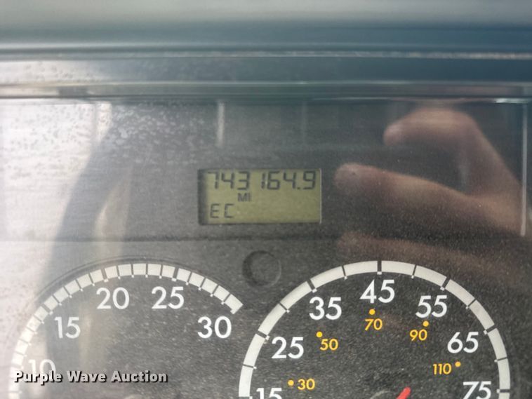 image for item FB7327 2006 Freightliner Columbia 120 semi truck