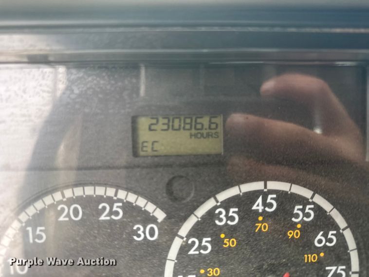 image for item FB7327 2006 Freightliner Columbia 120 semi truck