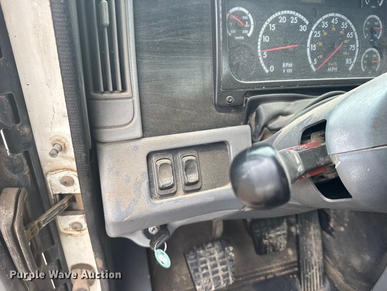 image for item FB7327 2006 Freightliner Columbia 120 semi truck