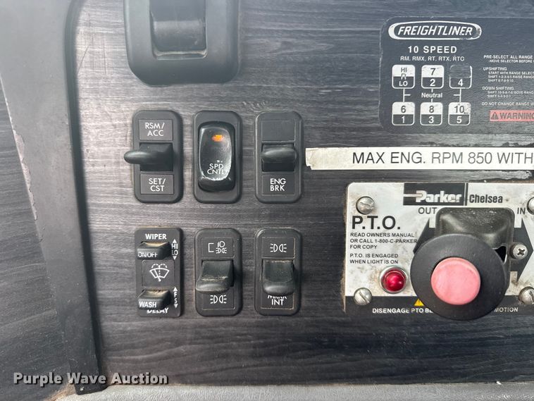 image for item FB7327 2006 Freightliner Columbia 120 semi truck