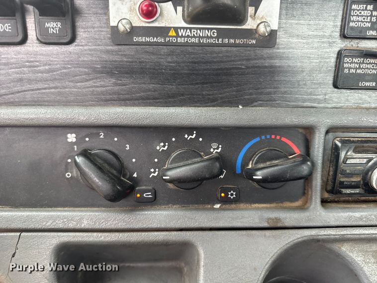 image for item FB7327 2006 Freightliner Columbia 120 semi truck