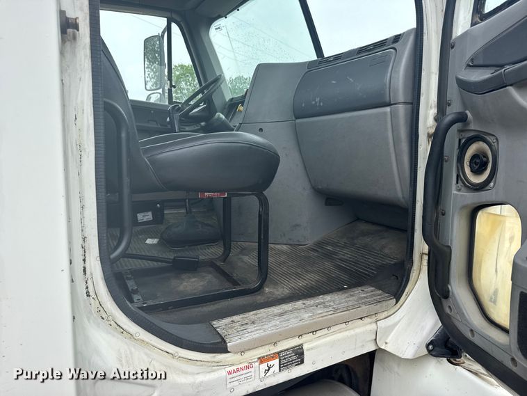 image for item FB7327 2006 Freightliner Columbia 120 semi truck