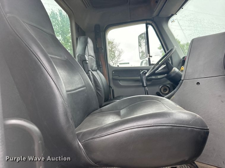 image for item FB7327 2006 Freightliner Columbia 120 semi truck
