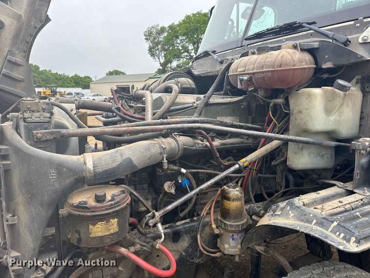 image for item FB7327 2006 Freightliner Columbia 120 semi truck