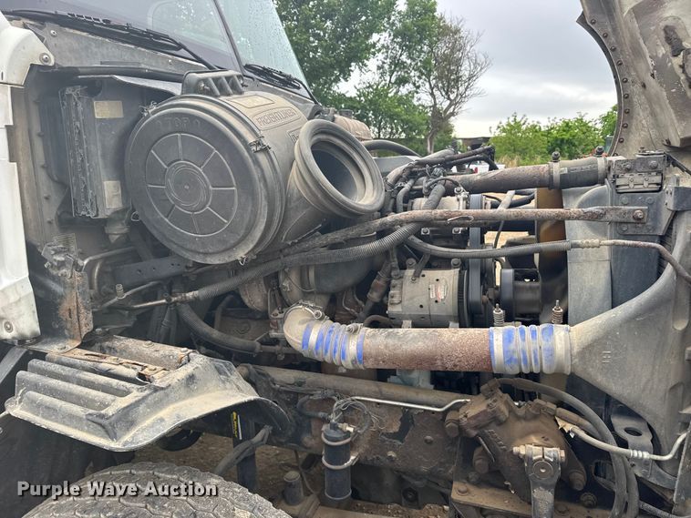 image for item FB7327 2006 Freightliner Columbia 120 semi truck